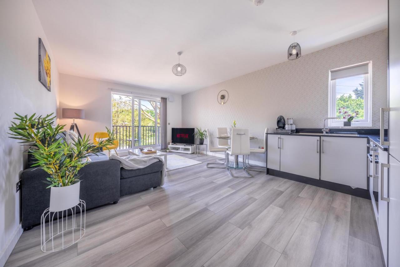 Ash View Place 4 -Heathrow - Thorpe Park - Free Parking Staines-upon-Thames Exterior photo