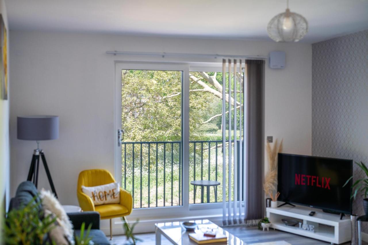 Ash View Place 4 -Heathrow - Thorpe Park - Free Parking Staines-upon-Thames Exterior photo